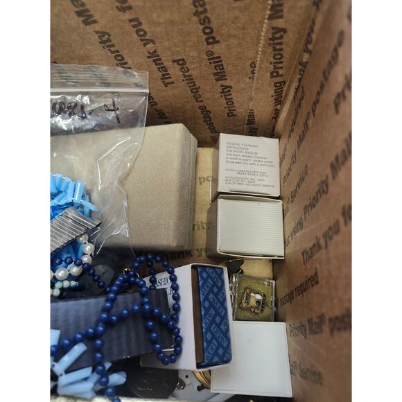 2lbs Vintage Costume Jewelry wearable lot - Picture 2 of 4